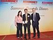 Đại diện Vietcombank, ông Hà Đức Quân, Giám đốc Công ty Vinafico Hong Kong (đứng giữa) nhận các giải thưởng do Tạp chí Asiamoney trao tặng cho Vietcombank