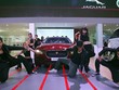 Xe thừa hưởng thiết kế từ F-Type với kiểu dáng đặc trưng Jaguar nổi bật ở lưới tản nhiệt, hai bên đèn pha thanh mảnh, nắp ca-pô cao và kéo dài, kính chắn gió thon gọn, lỗ thông hơi 2 bên thân. Ảnh: Chí Cường.