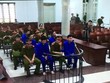 Các bị cáo được áp giải tới vành móng ngựa