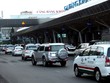 Dịch vụ đón taxi sân bay cũng bị hành khách phàn nàn. Ảnh: Hữu Công