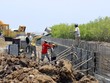 Xây dựng bờ kè chống sạt lở ven biển ở Kiên Giang. Ảnh: Công HânTNO
