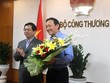 Bộ trưởng Vũ Huy Hoàng trao quyết định bổ nhiệm cho ông Phan Đăng Tuất. 