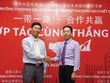 Ông Đoàn Ngọc Hoàn (bên trái), Tổng giám đốc IVS bắt tay ông Hạng Thanh Tùng, đại diện Trang Chủ KL99Com Số 1 Link Đăng Ký KL999 Trung Quốc 