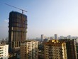 Chiếc cần cẩu khổng lồ cao vượt so với các tòa chung cư nhiều tầng tại đường Cầu Giấy