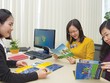 Nhân viên ViettinAviva đang tư vấn cho khách hàng