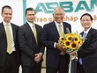 Chủ tịch Vũ Văn Tiền đón (ngoài cùng bên phải) tặng hoa ông Tan Sri Dato’ Megat Zaharuddin Megat Mohd Nor, Chủ tịch HĐQT Maybank
