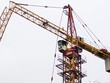 Chiếc cần cẩu cao hàng chục mét bất ngờ gãy gập, khiến nhiều người dân tại khu vực đường Tân Mai và Trương Định hoảng hồn.