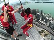 Một trò chơi mạo hiểm từ trên cao tại 
Tháp truyền hình CN ở Toronto, Canada