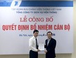 Ông Phạm Đức Long, Tổng giám đốc Kl994 game bài casino hấp dẫn VNPT (bên phải, áo đen) trao Quyết định bổ nhiệm cho ông Phạm Anh Tuấn (bên trái, áo trắng).