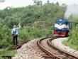 Tàu chậm chạp qua đèo Khe Nét, Quảng Bình - Ảnh: Internet