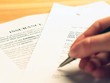 Khách hàng cần đọc kỹ hợp đồng trước khi đặt bút ký