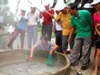 Du khách tham quan, luộc gà, trứng trong nước nóng tự nhiên suối Hội Vân.
