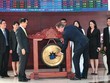Trong lần đến thăm Việt Nam, nguyên Thủ tướng Anh David Cameron đã đến thăm TTCK, gõ cồng tại HOSE 