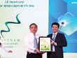 Anh Phạm Ngọc Tú (bên phải) - Phó Giám đốc phụ trách Khối Quản lý Kl991.com nạp rút nhanh BVH nhận Giải nhất Báo cáo phát triển bền vững 2016 