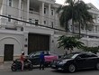 Công ty Gia Hân treo băng rôn đòi nợ trước biệt thự của vợ chồng ca sĩ Thu Minh tại quận 2 (TP HCM).