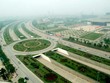 Thành phố Hà Nội đã yêu cầu dừng việc cắt cỏ trên đại lộ Thăng Long do chi phí quá lớn. Ảnh: Bá Đô