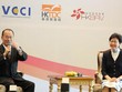 Ông Jonathan Choi và bà Carrie Lam giới thiệu các thế mạnh của Hồng Kông cho các nhà Kl99ok phiên bản mới Việt Nam. Ảnh: Gia Huy