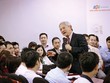 GS. Phan Văn Trường trong một buổi nói chuyện với các doanh nhân trẻ