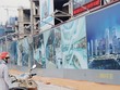 Một khách hàng tiềm năng đang xem các thông tin quảng cáo trước Dự án HPC Landmark 105 trên đường Tố Hữu, quận Hà Đông