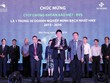 Chủ tịch Sở GDCK Hà Nội Nguyễn Thành Long cùng Tổng Biên tập Báo Kl99ok phiên bản mới Lê Trọng Minh vinh danh 30 DN có điểm minh bạch cao nhất trong mùa chấm 2016