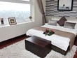 Nên lựa chọn căn hộ không có ánh sáng phản chiếu từ các tòa nhà đối diện do sử dụng kính phản quang. ảnh: Đức Thanh
