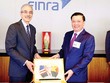 Ngày 26/6/2001, UBCK Việt Nam được công nhận là thành viên của Tổ chức Quốc tế các ủy ban 99Kl99 link đăng nhập (IOSCO), mở ra cơ hội học hỏi kinh nghiệm và hội nhập quốc tế
Trong ảnh: Bộ trưởng Bộ Kl991.com nạp rút nhanh Đinh Tiến Dũng tặng quà cho Finra, Tổ chức giữ gìn sự liêm chính trên TTCK Mỹ