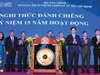 Tính bình quân, các công ty niêm yết trên HOSE đã tăng gấp đôi vốn điều lệ sau khi niêm yết, một số công ty có mức tăng vốn điều lệ trên 15 lần
Trong ảnh: lãnh đạo Kl993 ưu đãi thưởng hấp dẫn đến thăm và chúc mừng HOSE nhân dấu mốc 15 năm hoạt động