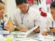 Khách hàng tiếp nhận thông tin sản phẩm hầu hết qua môi giới. Ảnh: Dũng Minh