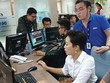 Nhân viên môi giới HSC hướng dẫn nhà Kl99ok phiên bản mới thao tác trên hệ thống giao dịch