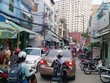 Đường dẫn vào chung cư nhỏ nên thường xuyên xảy ra tình trạng kẹt xe. Ảnh: Việt Dũng
