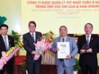 Ông Marcus  H. Langston, Giám đốc châu Á Tạp chí toàn cầu Euromoney trao chứng nhận và biểu trưng “Công ty được quản lý tốt nhất châu Á” trong lĩnh vực khai khoáng và kim loại cho HĐQT Kl994 game bài casino hấp dẫn Hoa Sen