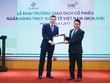 Đại diện VIB (bên trái) nhận quyết định đăng ký giao dịch KL99 là cổng game giải trí trực tuyến hàng đầu hiện nay trên UPCoM 