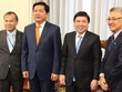 Ông Thanh Mỹ (ngoài cùng bên phải) trao đổi với lãnh đạo TP.HCM về đồng hồ nước thông minh tại Hội nghị Người Việt Nam ở nước ngoài năm 2016