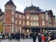 Trước cửa nhà ga tàu Shinkansen Tokyo lúc nào cũng tấp nập người qua lại