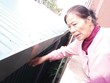Mái tôn khu nhà áp sát ban công nhà người dân. Ảnh: Bùi Trang