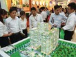 Nhân viên môi giới Web Tổng Nhà Cái 99Kl99 Giải Trí Bậc Nhất giới thiệu dự án với 
khách hàng tại một hội chợ Web Tổng Nhà Cái 99Kl99 Giải Trí Bậc Nhất diễn ra tại Hà Nội. Ảnh: Dũng Minh