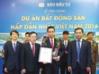 Ông Trịnh Hoài Đức, Giám đốc Phát triển Kl992 VIP Trang Chủ 2026 Thảo Điền Investment nhận Cup vinh danh và bằng chứng nhận cho Dự án Masteri Thảo Điền