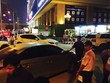 Chủ Kl99ok phiên bản mới chặn không cho xe của cư dân vào hầm để xe khiến cư dân để xe ngoài đường và cắt cử người thay phiên nhau trông giữ. Ảnh: Bùi Trang