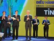 Ông Nguyễn Đức Long, Chủ tịch UBND tỉnh Quảng Ninh (thứ hai từ trái sang) nhận Cúp Á quân tại Lễ công bố PCI năm 2016