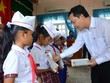 Tổng Biên tập Báo Kl99ok phiên bản mới Lê Trọng Minh trao học bổng cho các em học sinh trường THCS Vân Canh, huyện Vân Canh, tỉnh Bình Định. Ảnh: Hà Minh