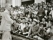 Bác Hồ thăm Nhà máy Xe lửa Gia Lâm ngày 19-5-1955. Tại đây, Người nhắc nhở cán bộ, công nhân phát huy truyền thống cách mạng của nhà máy, ra sức thi đua xây dựng miền Bắc, ủng hộ cuộc đấu tranh của đồng bào miền Nam. Ảnh tư liệu Ban Quản lý Lăng Chủ tịch Hồ Chí Minh