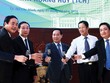 Doanh nhân Đỗ Hữu Hậu (thứ nhất từ trái sang) đã trở thành "cánh tay phải" của cha, ông Đỗ Hữu Hạ (đứng thứ ba từ trái sang), Chủ tịch TCH và HHS  