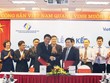 Ông Dương Văn Thanh, Tổng giám đốc VSD (bên trái) và ông Lê Đức Thọ, Tổng giám đốc VietinBank (bên phải) trao đổi biên bản ký thỏa thuậ hợp tác 
