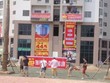 Người dân căng băng rôn tố nhiều sai phạm của Công ty Vintep Hà Nội

