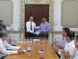 Phó Chủ tịch Thường trực UBND TPHCM Lê Thanh Liêm (bìa trái) trao quyết định bổ nhiệm cho ông Trần Công Thanh. 