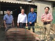 Ông Nguyễn Đức Hưởng (ngoài cùng bên phải) tới thăm hộ gia đình ông Quàng Văn Muôn tỉnh Điện Biên