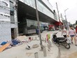 Công ty ACC Thăng Long cho trồng 600 cột trụ inox ở vỉa hè bao quanh dự án Artemis khiến người dân xung quanh bức xúc. Ảnh: Dũng Minh