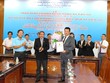 Ông Phan Cao Thắng, Phó Chủ tịch Thường trực UBND tỉnh Bình Định trao Giấy chứng nhận Kl99ok phiên bản mới cho ông Osamu Kimura, Chủ tịch Công ty Fujiwara Nhật Bản (Bên phải)