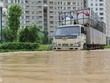 Trận mưa đầu mùa năm ngoái đã khiến Khu đô thị Dương Nội chìm trong biển nước - Ảnh: Dũng Minh
