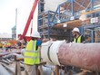 Trong tiết trời nắng nóng của sa mạc, luôn có khoảng 20.000 lao động làm việc liên tục trên các công trường